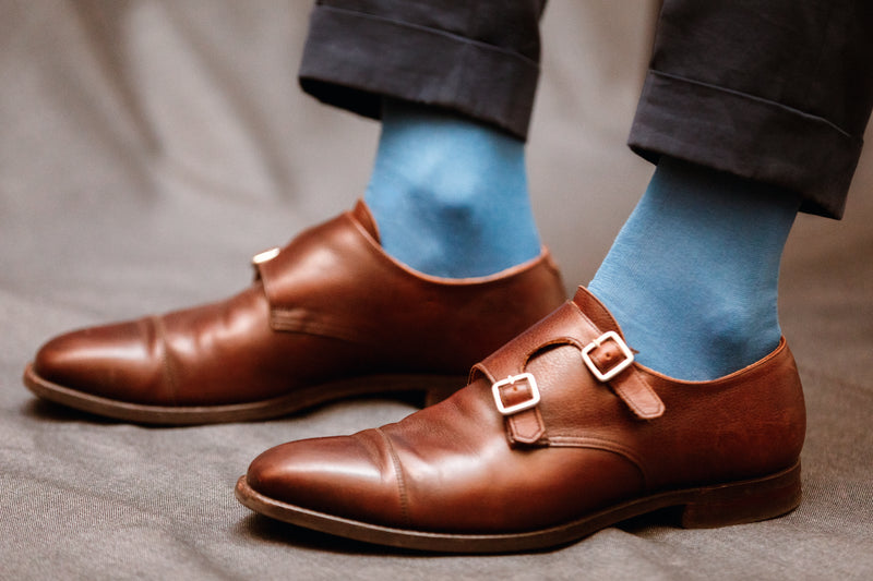 Chaussettes bleu ciel en coton sea island extra-doux et fin de la marque Bresciani. Modèle mi-bas (chaussettes hautes) pour homme, pointures du 39 au 45.