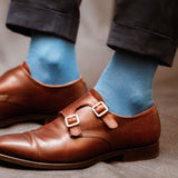 Chaussettes bleu ciel en coton sea island de Bresciani. Coton extra-doux et fin, léger à porter. Modèle mi-mollet (court) pour homme, pointures du 39 au 45.