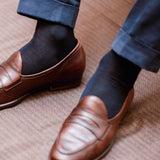 Chaussettes bleu marine en coton Sea Island de la marque Bresciani. Chaussettes mi-bas (hautes) extra-douces et fines, idéales à porter toute l'année. Modèle pour homme, pointure du 39 au 45.