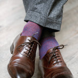 Chaussettes bleu canard et carmin motif pied-de-poule en laine, Bresciani (fabriquées en Italie). Modèle mi-bas (chaussettes hautes), pour homme (du 39 au 47). Idéales à porter en hiver dans des chaussures de ville : laine fines, chaudes et douces.