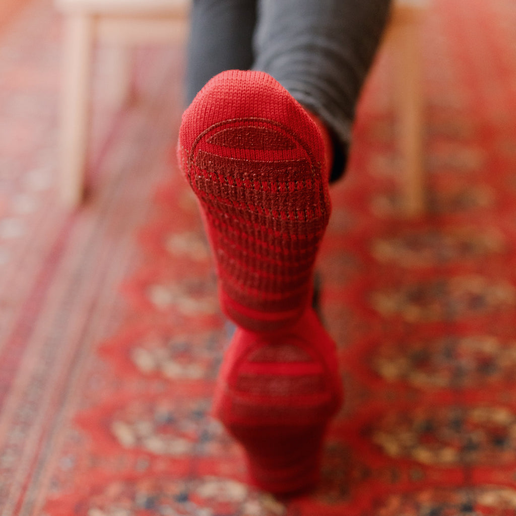 Chaussettes-chaussons rouge motif caviar pour femme Laine