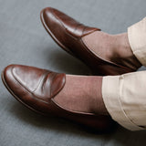 Chaussettes à motif caviar qui même bordeaux et beige en 100% fil d'Écosse. Modèle de mi-bas (chaussettes hautes) de la marque Mazarin. Chaussettes fines, douces et légères, qui s'associent à toutes les couleurs selon le contraste recherché. Pointure : du 39 au 46 
