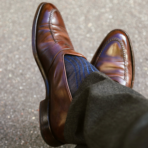 Chaussettes mi-bas (chaussettes hautes) en 100% fil d'Écosse, de couleur gris anthracite aux côtes contrastées en bleu. Modèle pour homme de chez Mazarin. Chaussettes durables, fines et légères. Peuvent être portées avec des chaussures de ville et un costume marine ou gris idéalement. Pointures : du 39 au 48
