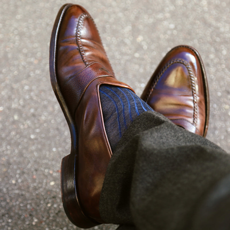 Chaussettes mi-bas (chaussettes hautes) en 100% fil d'Écosse, de couleur gris anthracite aux côtes contrastées en bleu. Modèle pour homme de chez Mazarin. Chaussettes durables, fines et légères. Peuvent être portées avec des chaussures de ville et un costume marine ou gris idéalement. Pointures : du 39 au 48