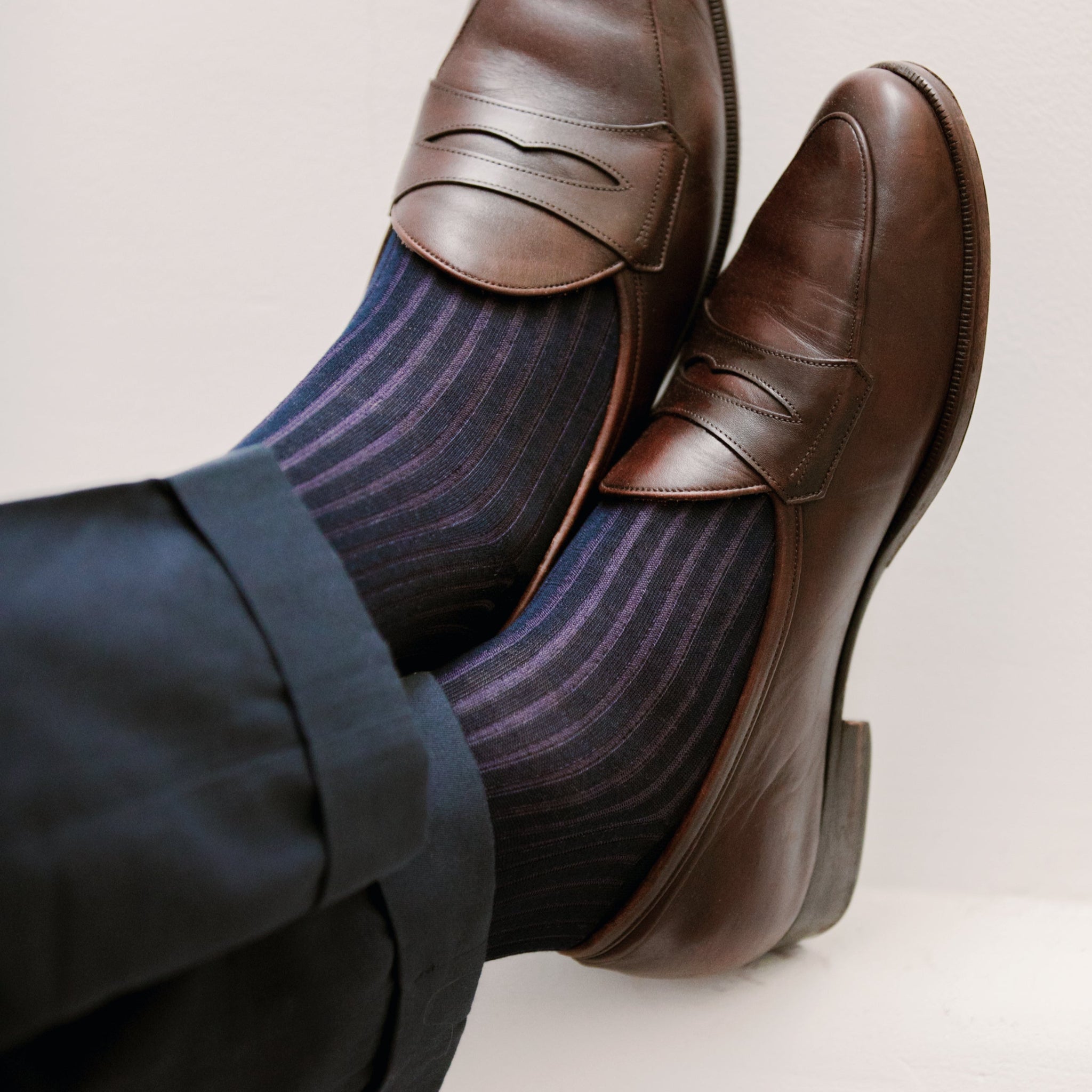 Chaussettes au motif rayé de couleur marine et violet en 100% fil d'Écosse. Modèle de mi-bas (chaussettes hautes) pour homme de chez Mazarin. Légère, douce et solide, cette paire se porte avec polyvalence toute l'année. Pointures : du 39 au 45