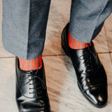 Chaussettes orange vanisées à côtes contrastées bleues en 100% fil d'Écosse. Modèle de mi-bas (chaussettes hautes) pour homme. Fabriqué par la marque Bresciani. Epaisseur fine, net au toucher et très légères. Porter avec des chaussures de ville. Pointures : du 39 au 49.