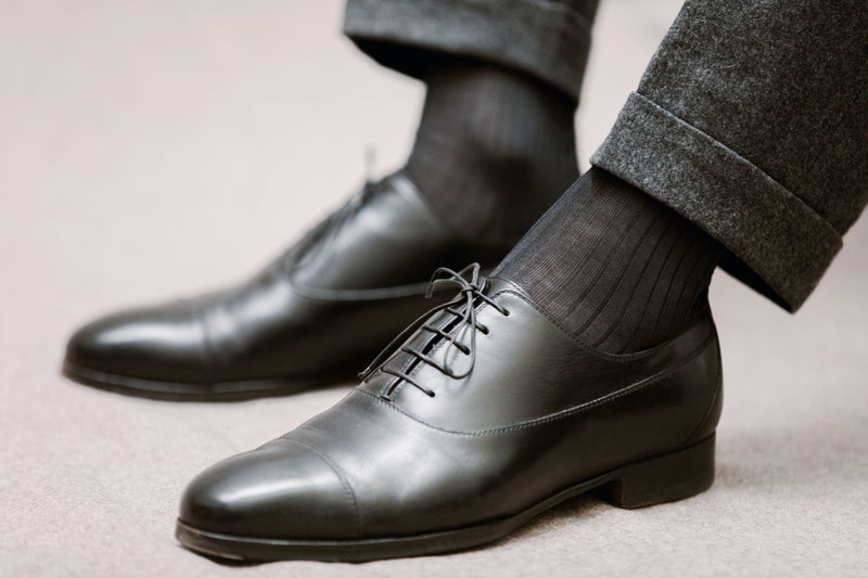 Chaussettes gris foncé en 100% fil d'Écosse. Modèle pour homme de mi-bas (chaussettes longues) de la marque Mazarin. Douces, fines et durables. Se portent avec des tenues formelles. Pointures : du 39 au 46