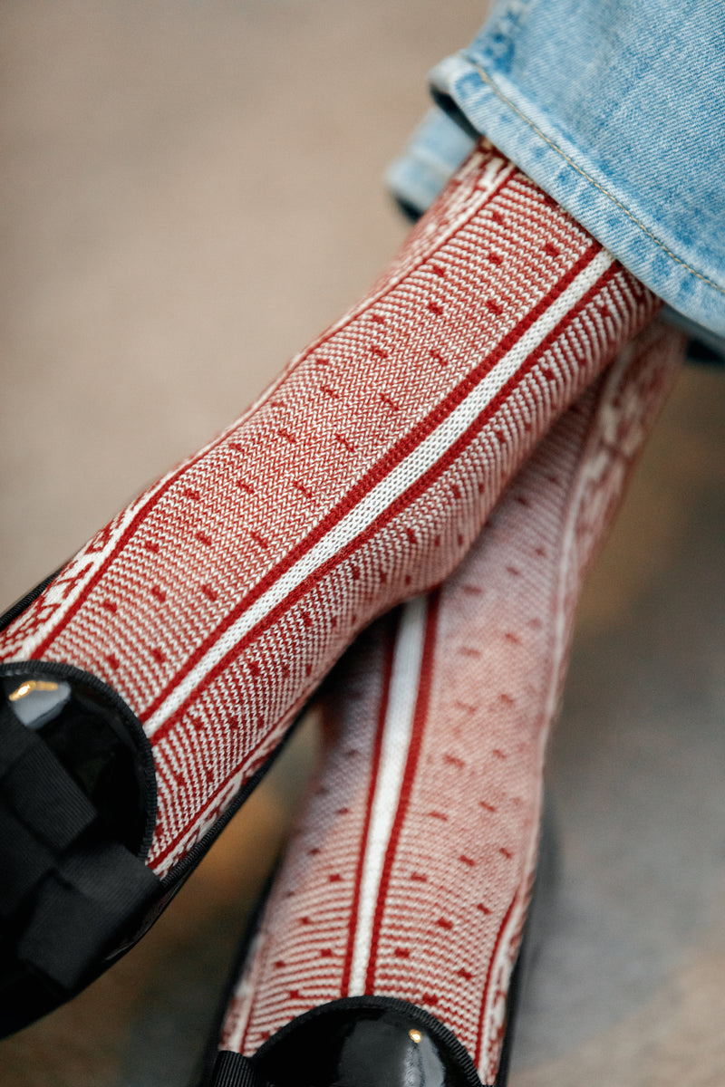 Chaussettes au motif blanc et rouge "norvégiennes", en 90% laine et 10% polyamide. Mi-mollet (courtes) pour femme, de la marque Bresciani. Epaisses, chaudes et confortables. Pointures : du 36 au 41