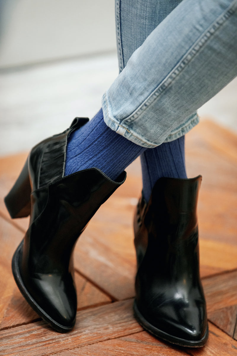 Chaussettes couleur bleu indigo, en 85% cachemire, 13% polyamide, 2% élasthanne. Modèle pour femme de chaussettes hautes (mi-bas), de la marque Mazarin. Chaussettes chaudes, épaisses et confortables. Pointures : du 36 au 45