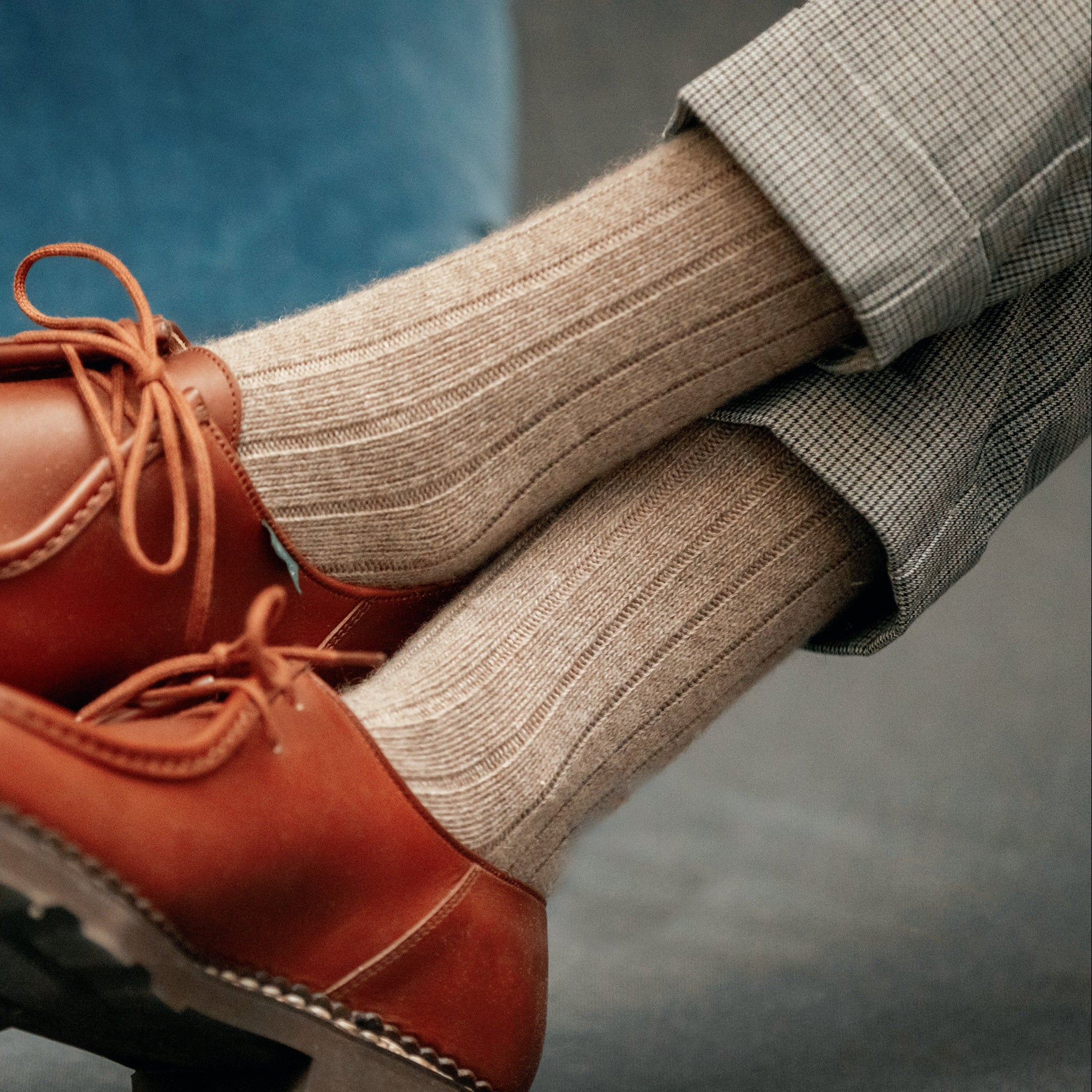 Chaussettes couleur taupe, en 85% cachemire, 13% polyamide, 2% élasthanne. Modèle pour femme de chaussettes courtes (mi-mollet), de la marque Mazarin. Chaussettes chaudes, épaisses, agréables. Pointures : du 36 au 45