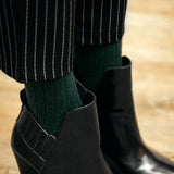Chaussettes couleur vert pin, en 85% cachemire, 13% polyamide, 2% élasthanne. Modèle pour femme de chaussettes hautes (mi-bas), de la marque Mazarin. Chaussettes moelleuses, assez épaisses et chaudes. Pointures : du 36 au 45
