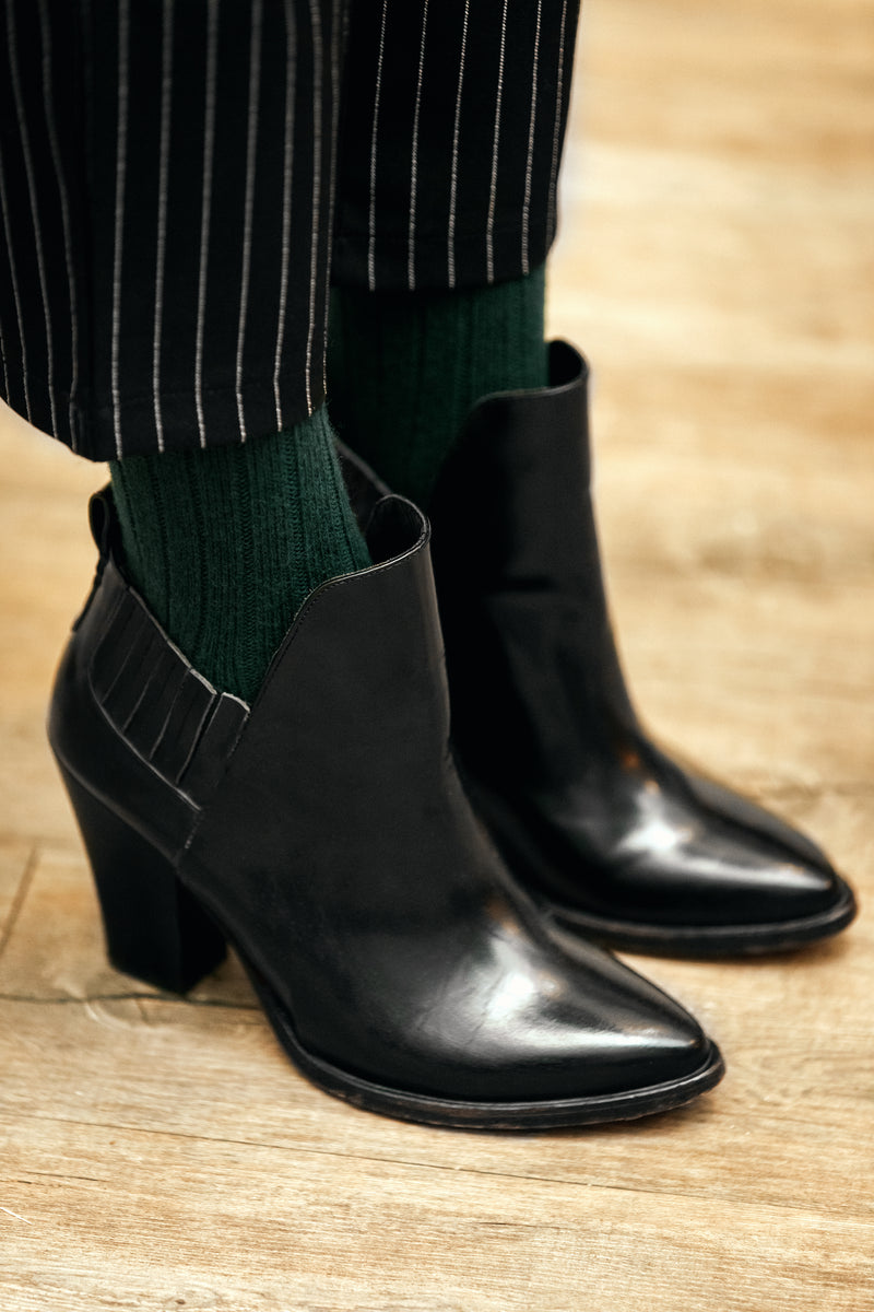Chaussettes couleur vert pin, en 85% cachemire, 13% polyamide, 2% élasthanne. Modèle pour femme de chaussettes hautes (mi-bas), de la marque Mazarin. Chaussettes moelleuses, assez épaisses et chaudes. Pointures : du 36 au 45