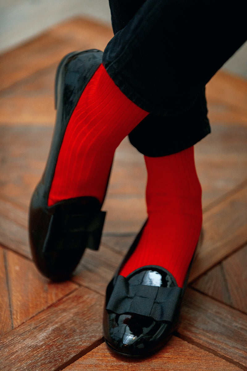 Chaussettes rouge en 100% fil d'Écosse. Modèle de mi-bas (hautes) pour femme de la marque Gammarelli. Chaussettes fines et légères. Pointures : du 36 au 49