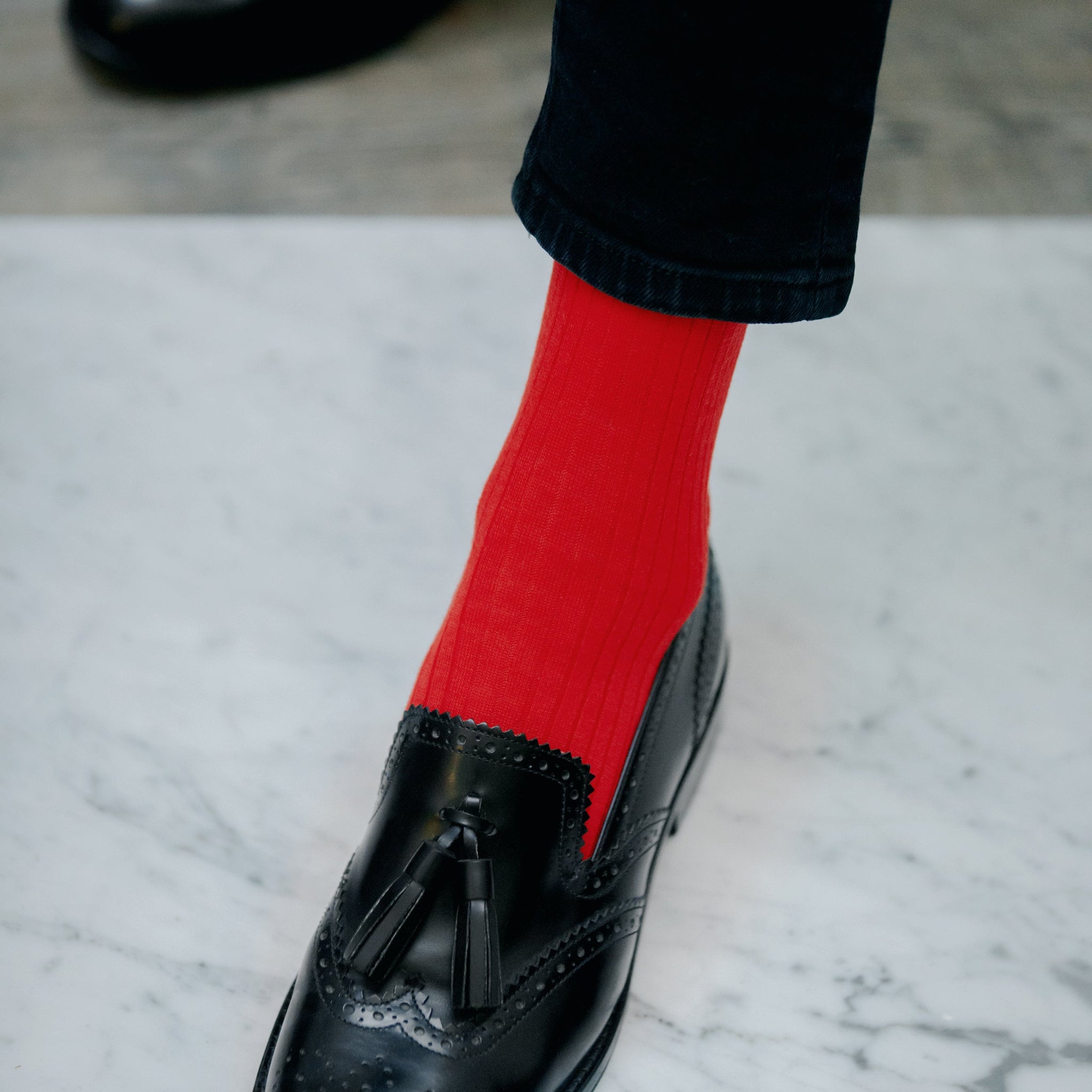Chaussettes de couleur rouge vif en 80% laine mérinos et 20% polyamide. Modèle de mi-bas (hautes) pour femme, de la marque Gamarelli. Chaudes, fines, confortables, et robustes. Pointures : du 36 au 49