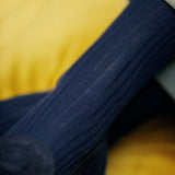 Chaussettes bleu nuit en 70% Cachemire et 30% Soie. Modèle de mi-mollet (courtes) pour femme, de la marque Mazarin. Chaussettes fines, chaudes et douces. Pointures : du 38 au 45