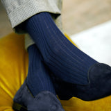 Chaussettes de couleur bleu nuit en 70% Cachemire et 30% Soie. Modèle de mi-bas (hautes) pour femme, de la marque Mazarin. Chaussettes douces, fines et chaudes. Pointures : du 39 au 46