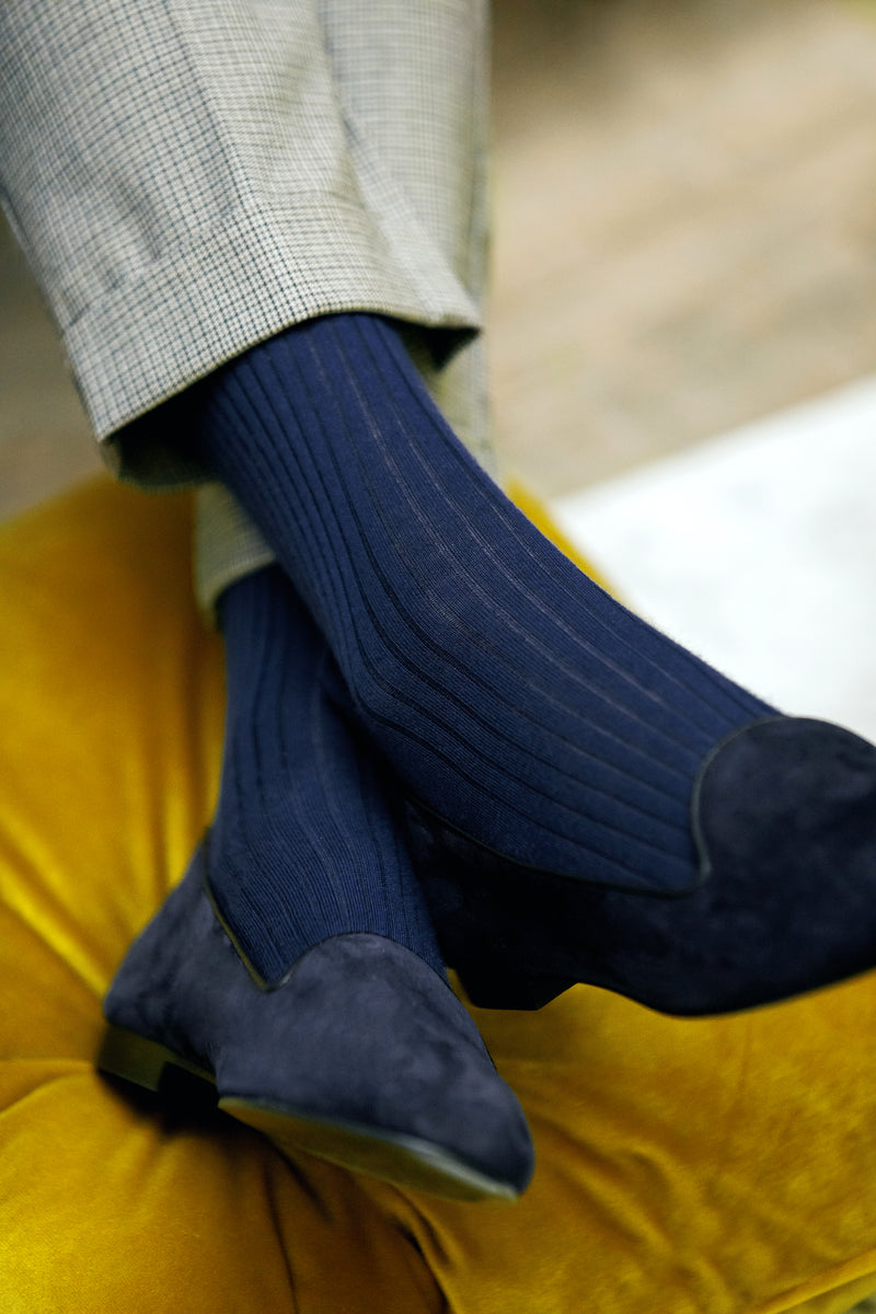 Chaussettes de couleur bleu nuit en 70% Cachemire et 30% Soie. Modèle de mi-bas (hautes) pour femme, de la marque Mazarin. Chaussettes douces, fines et chaudes. Pointures : du 39 au 46