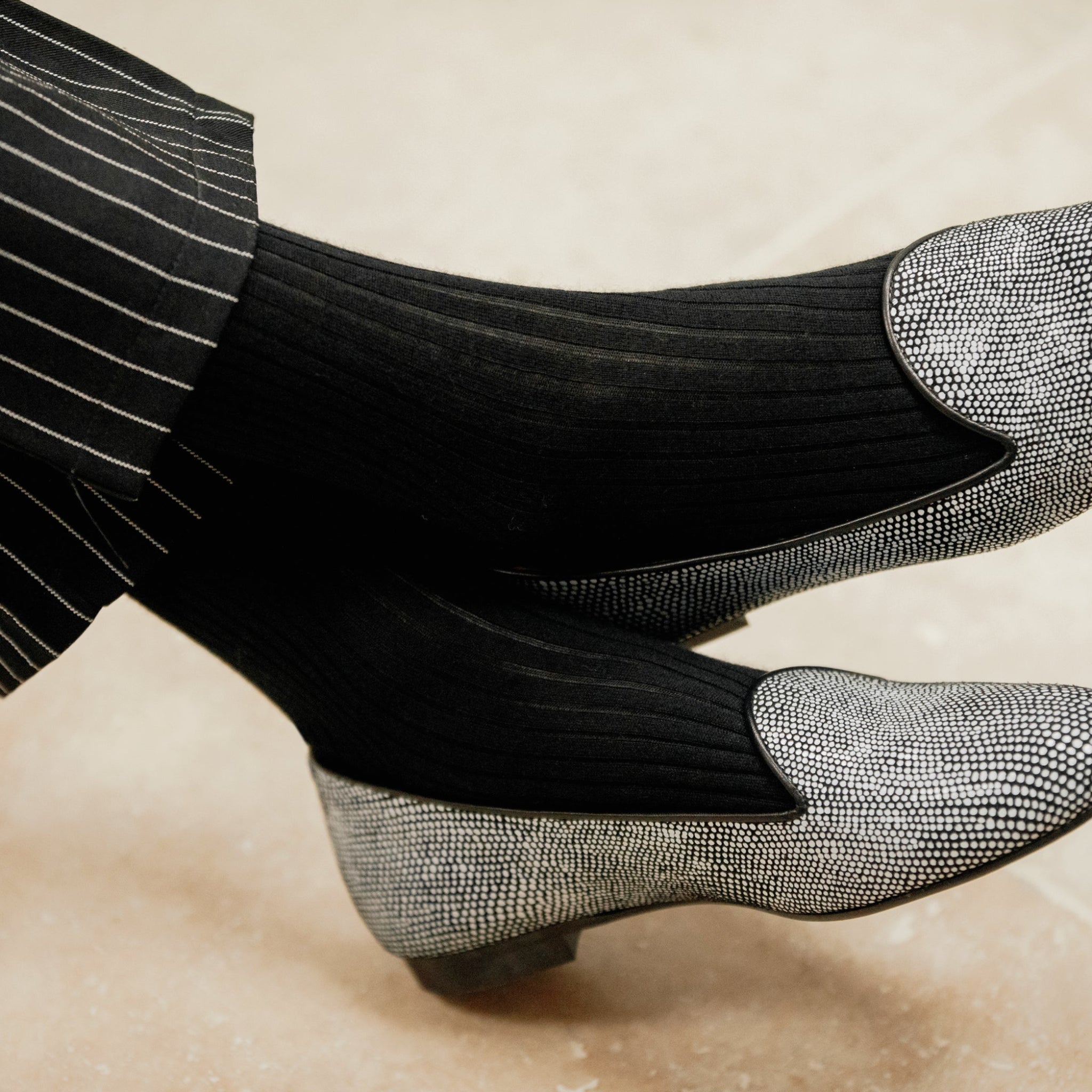 Chaussettes noires en 70% Cachemire et 30% Soie. Modèle de mi-mollet (courtes) pour femme, de la marque Mazarin. Chaussettes fines, chaudes et voluptueuses, assez délicates. Pointures : du 36 au 45