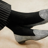 Chaussettes noires en 70% Cachemire et 30% Soie. Modèle de mi-mollet (courtes) pour femme, de la marque Mazarin. Chaussettes fines, chaudes et voluptueuses, assez délicates. Pointures : du 36 au 45