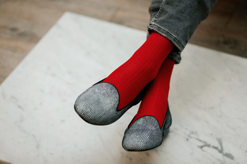 Chaussettes couleur rouge carmin, en 100% fil d'Écosse. Modèle de mi-bas (hautes) pour femme, de la marque Mazarin. Chaussettes fines et légères. Pointures : du 39 au 46