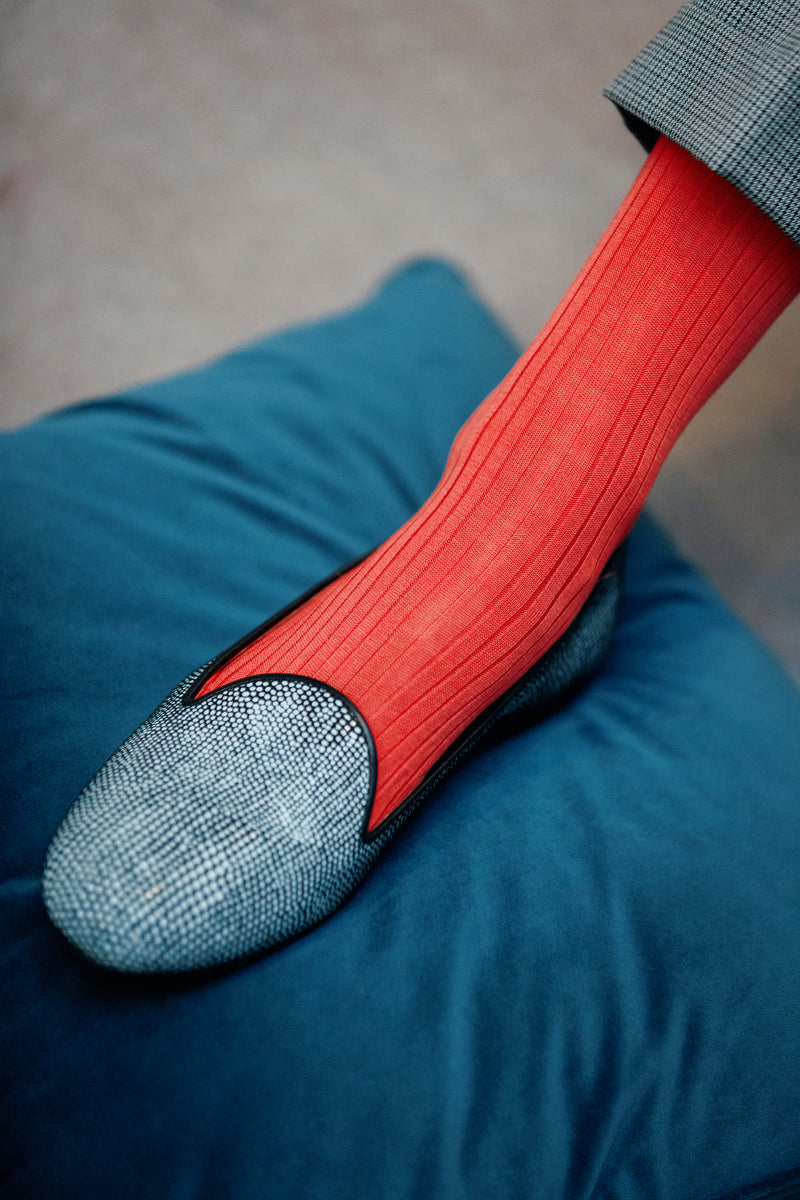 Chaussettes de couleur corail, en 100% fil d'Écosse. Modèle de chaussettes hautes (mi-bas) pour femme, de la marque Mazarin. Chaussettes peu épaisses et aérées. Pointures : du 36 au 49