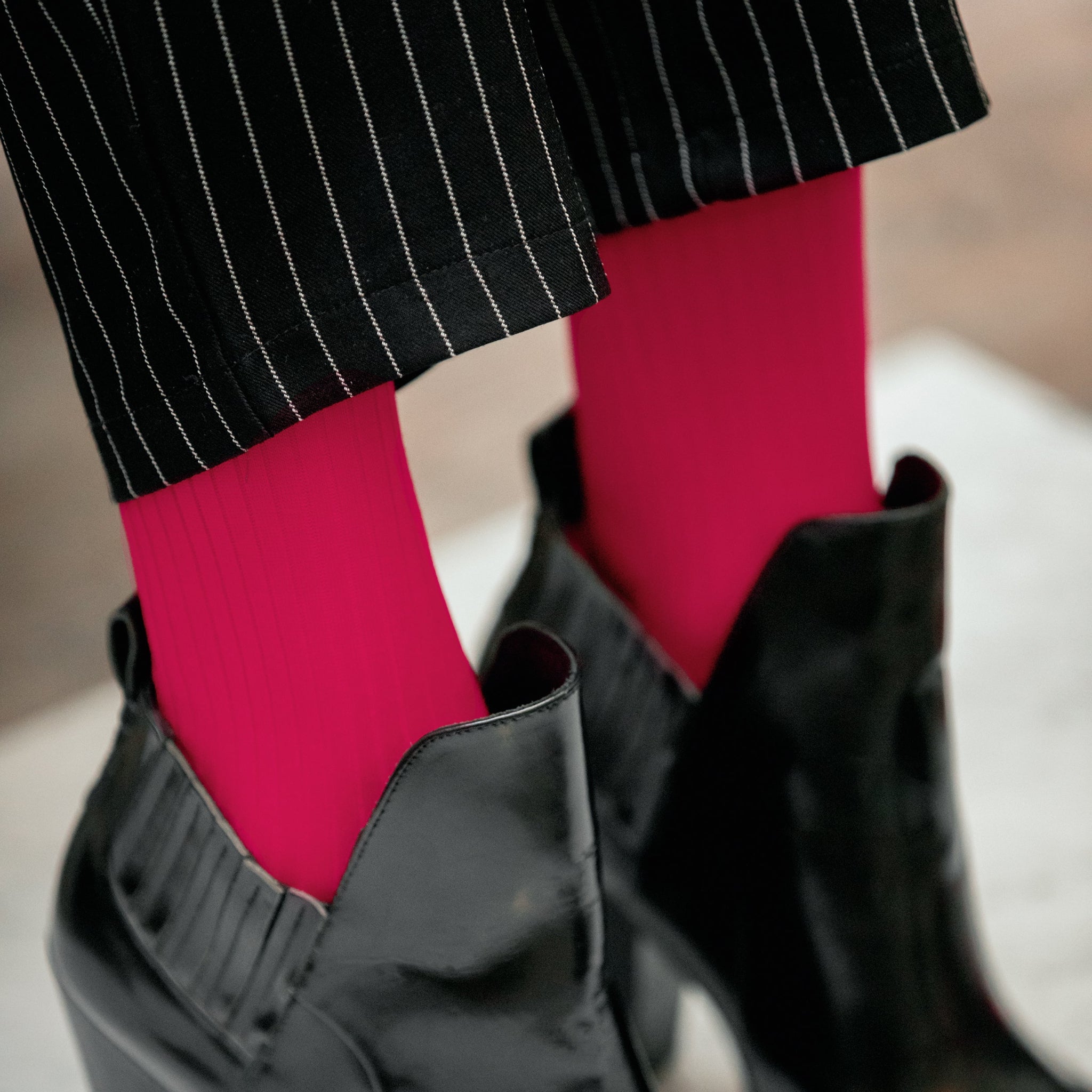 Chaussettes de couleur fushia, en 100% fil d'Écosse. Modèle de mi-bas (chaussettes hautes) pour femme, de la marque Mazarin. Fines et légères. Pointures : du 36 au 49