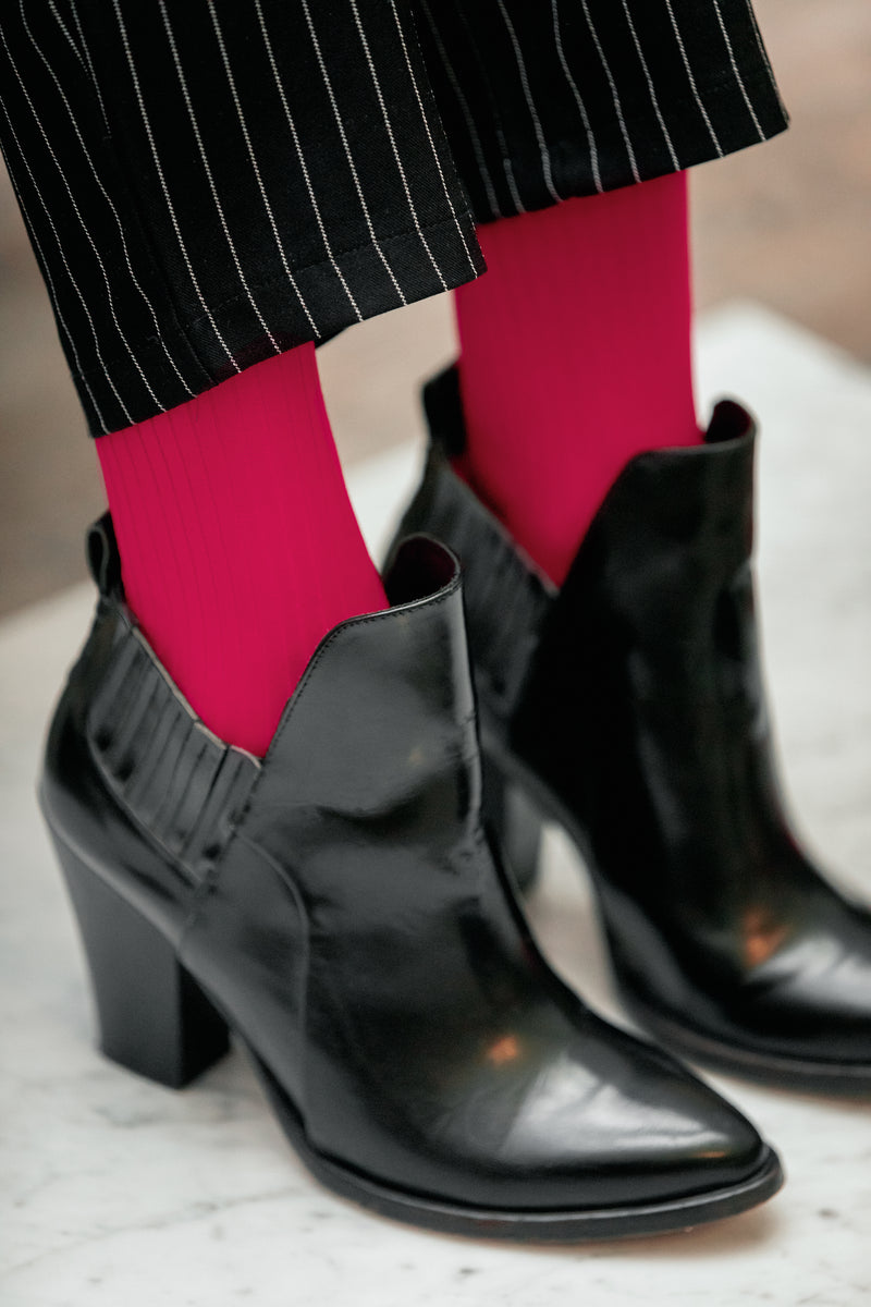 Chaussettes de couleur fushia, en 100% fil d'Écosse. Modèle de mi-bas (chaussettes hautes) pour femme, de la marque Mazarin. Fines et légères. Pointures : du 36 au 49