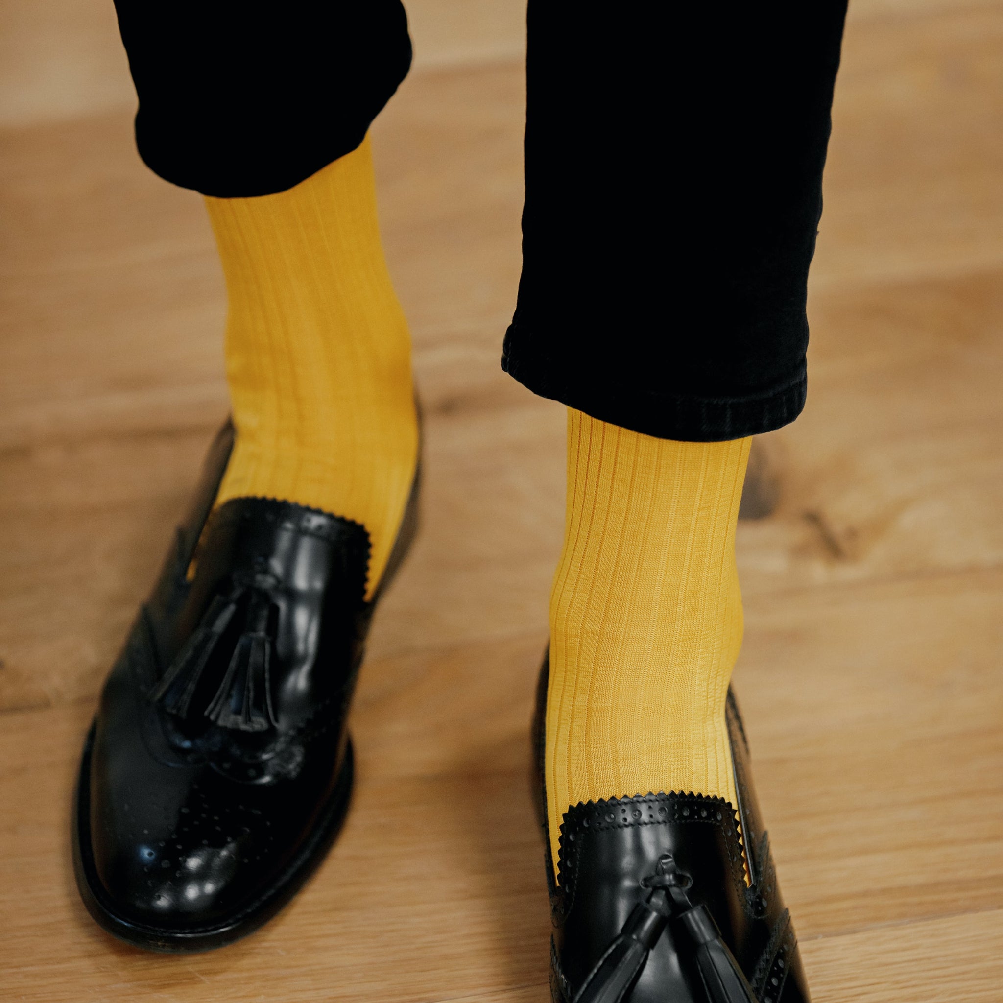 Chaussettes de couleur jaune vif, en 100% fil d'Écosse. Modèle de mi-bas (chaussettes hautes) pour femme, de la marque Mazarin. Légères et fines. Pointures : du 36 au 49
