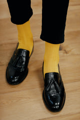 Chaussettes de couleur jaune vif, en 100% fil d'Écosse. Modèle de mi-bas (chaussettes hautes) pour femme, de la marque Mazarin. Légères et fines. Pointures : du 36 au 49
