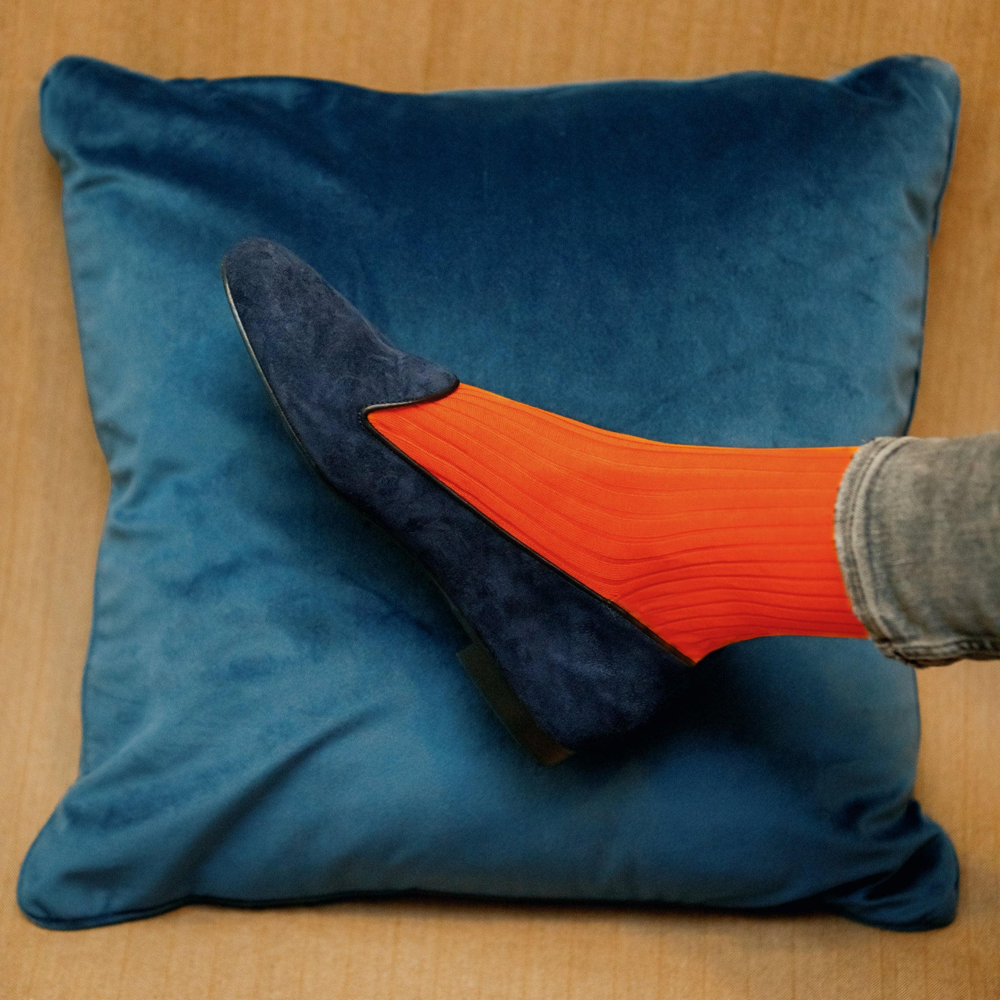 Chaussettes de couleur orange vif, en 100% fil d'Écosse. Modèle de mi-bas (hautes) pour femme, de la marque Mazarin. Chaussettes aérées et peu épaisses. Pointures : du 39 au 46