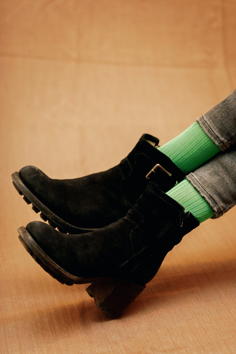 Chaussettes de couleur vert pomme, en 100% fil d'Écosse. Modèle de mi-bas (hautes) pour homme, de la marque Mazarin.  Chaussettes peu épaisses et légères. Pointures : du 36 au 49