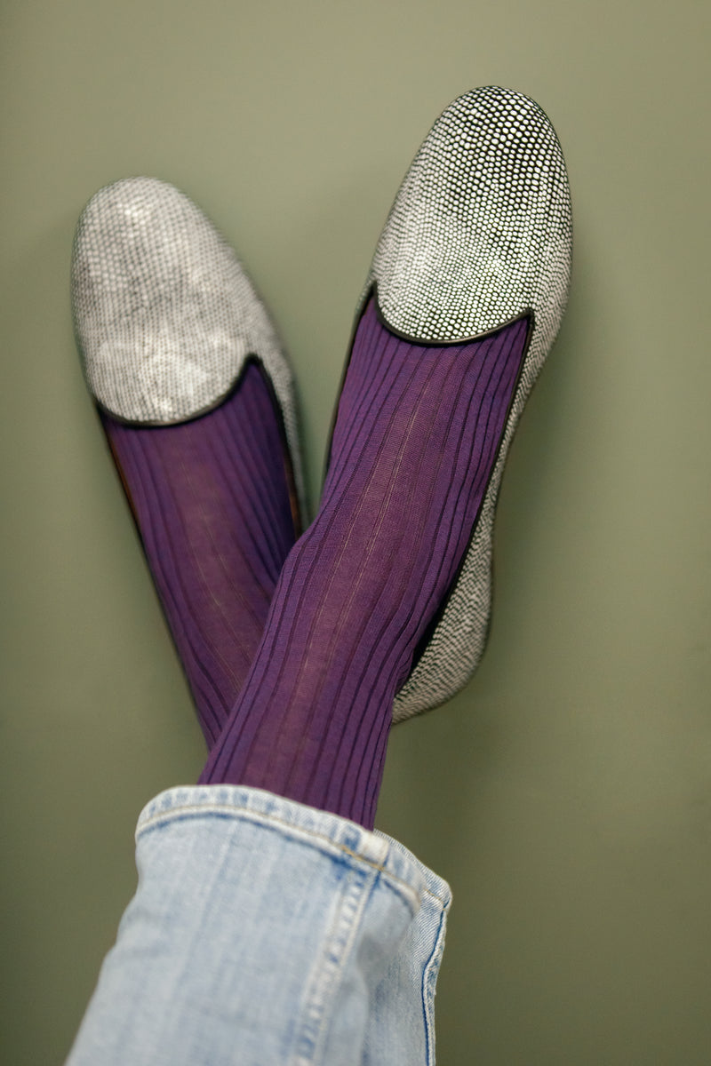 Chaussettes de couleur violet aubergine, en 80% laine mérinos et 20% nylon. Modèle de mi-bas (hautes) pour femme, de la marque Mazarin. Paire idéale en saison froide, assez fine et très confortable. Pointures : du 36 au 45