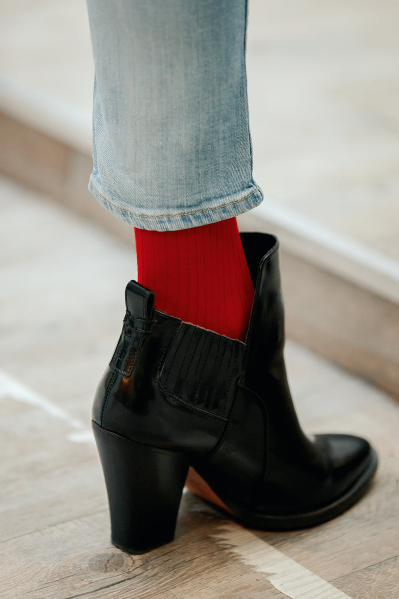 Chaussettes de couleur rouge carmin, en 80% laine mérinos et 20% nylon. Modèle de chaussettes hautes (aussi appelées mi-bas) pour femme, de la marque Mazarin. Epaisseur fine, confortables et chaudes. Pointures : du 36 au 47