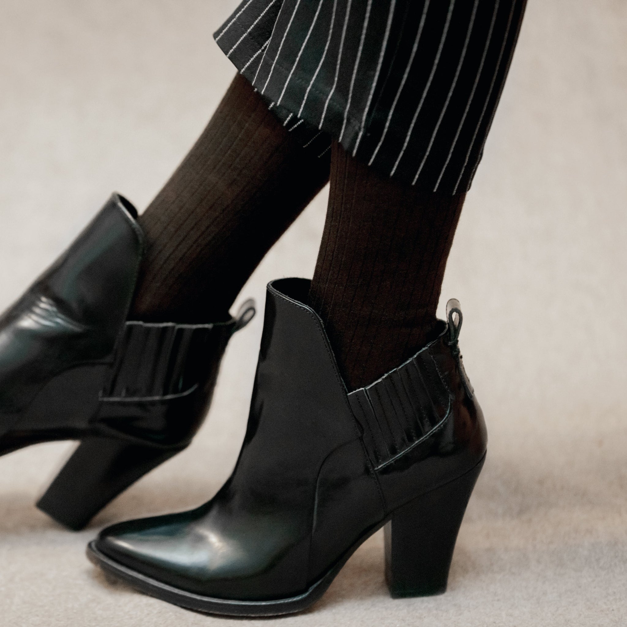 Chaussettes de couleur marron en 80% laine mérinos et 20% nylon. Modèle de mi-bas (hautes) pour femme, de la marque Mazarin. Chaussettes fines, confortables et idéales en hiver. Pointures : du 36 au 45