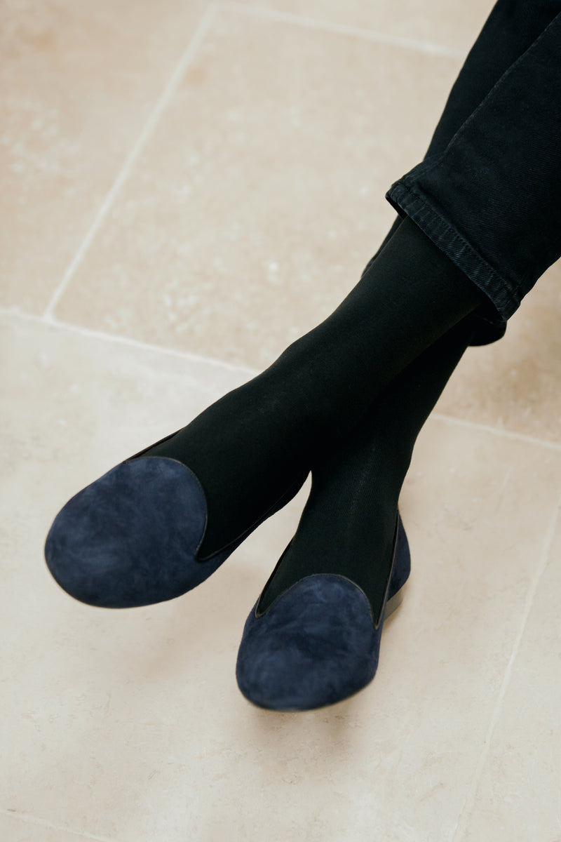 Chaussettes de couleur noire en 80% Soie, 18% Polyamide, 2% Élasthanne. Modèle de mi-mollet (courtes) pour femme, de la marque Mazarin. Chaussettes très fines, délicates, douces et thermorégulatrices. Pointures : du 36 au 40