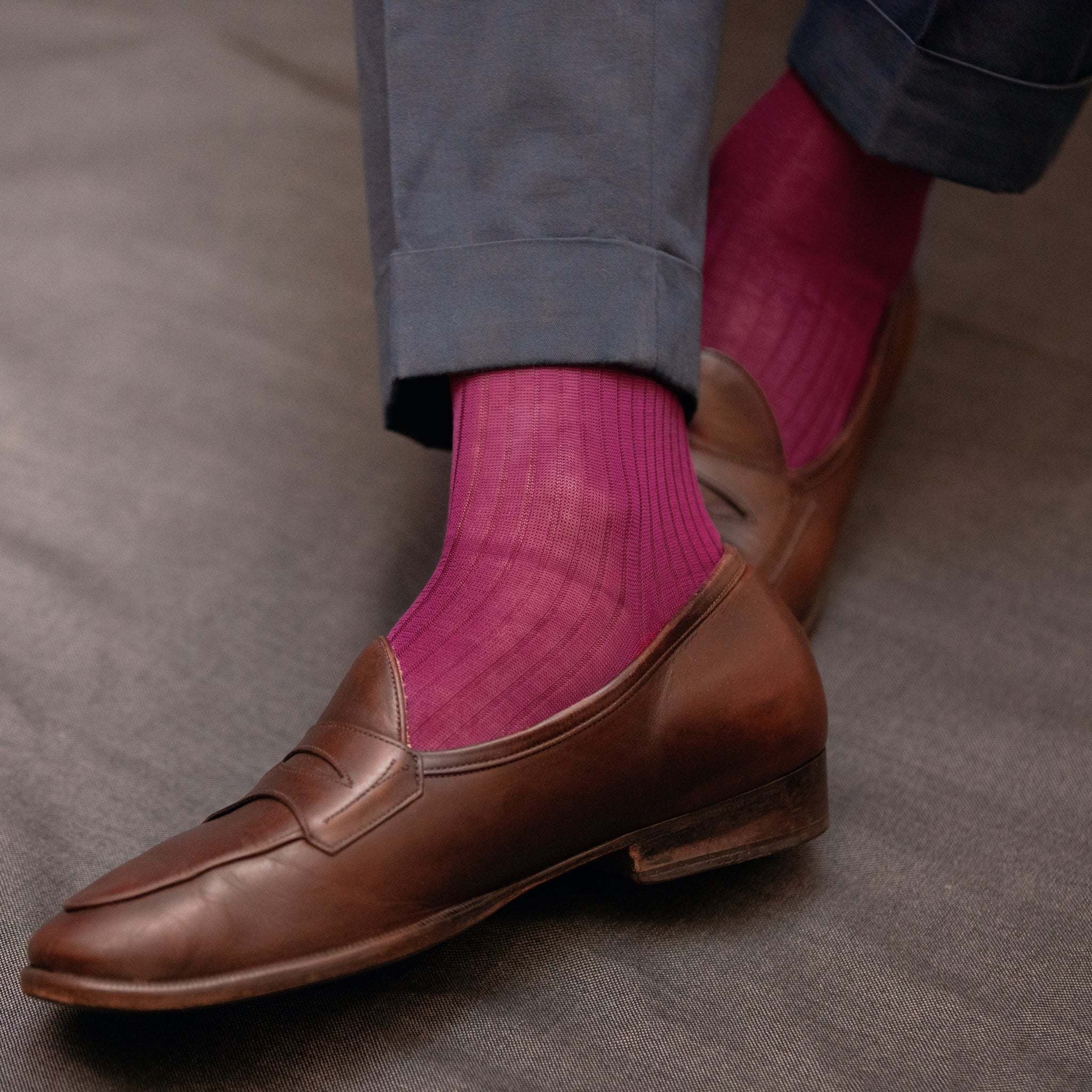 Chaussettes violettes en 100% fil d'écosse de la marque Gammarelli. Chaussettes tricotées en Italie par le tailleur des Papes. Modèle mi-mollet (courtes) fines et légères à porter en toute saison, pour homme et femme. Pointures : du 38 au 49.