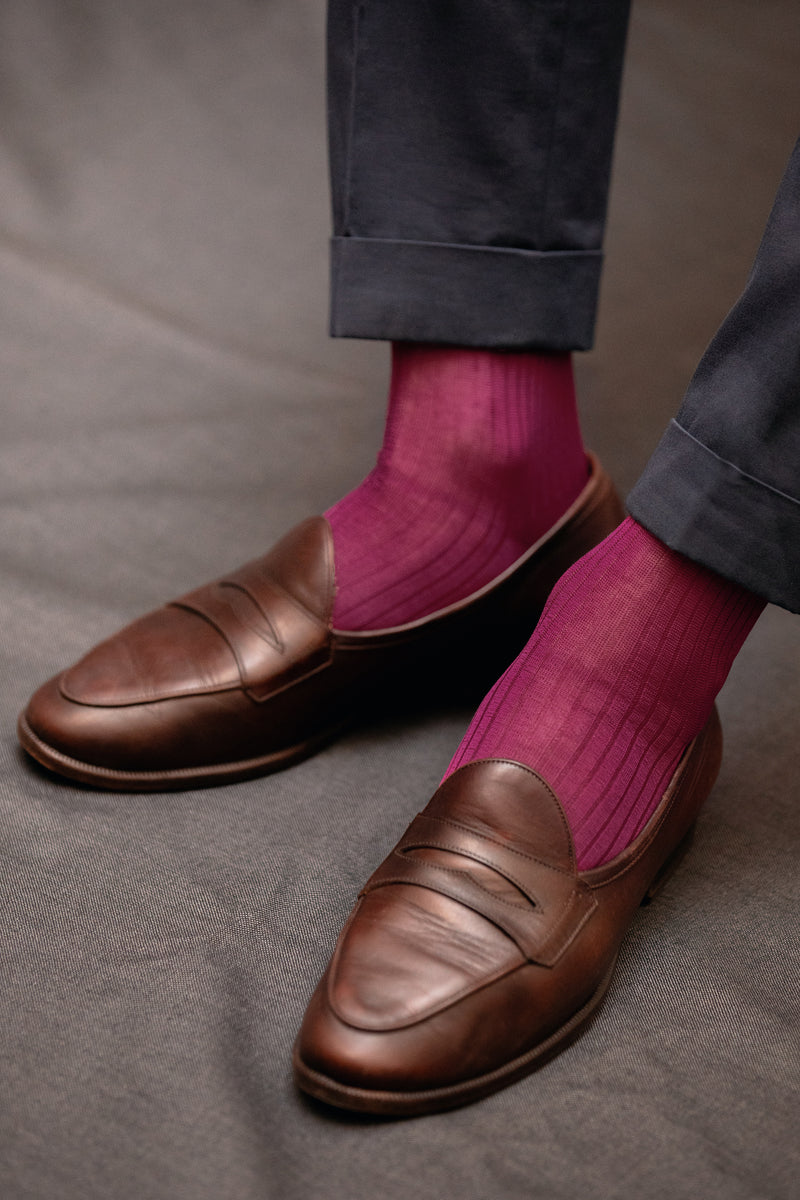 Chaussettes violettes en 100% fil d'Écosse de la marque Gammarelli. Modèle de mi-bas (chaussettes hautes) pour homme. Elles sont caractérisées par leur finesse, leur légèreté et leur brillance. Se portent sur une tenue habillée en saison intermédiaire. Pointures : du 36 au 49 