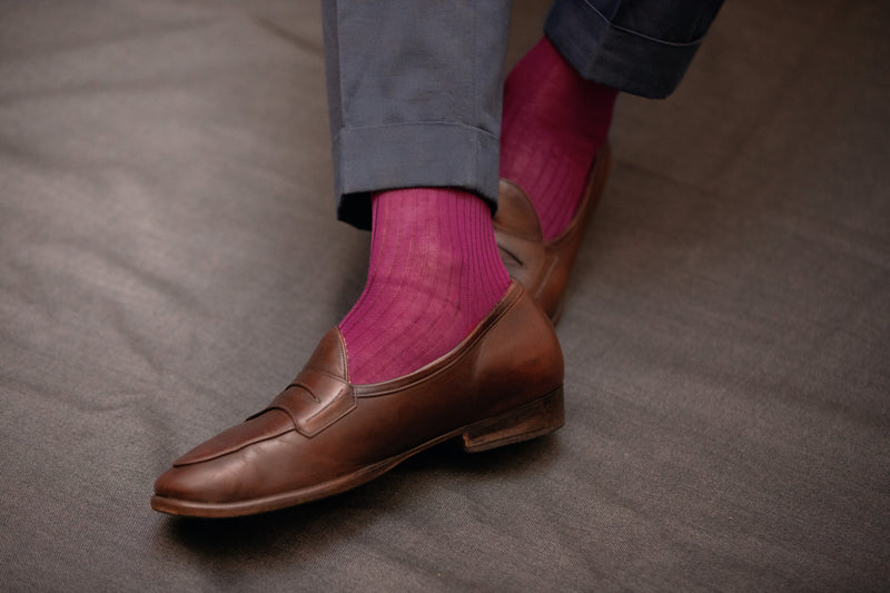 Chaussettes violettes en 100% fil d'écosse de la marque Gammarelli. Chaussettes tricotées en Italie par le tailleur des Papes. Modèle mi-mollet (courtes) fines et légères à porter en toute saison, pour homme et femme. Pointures : du 38 au 49.