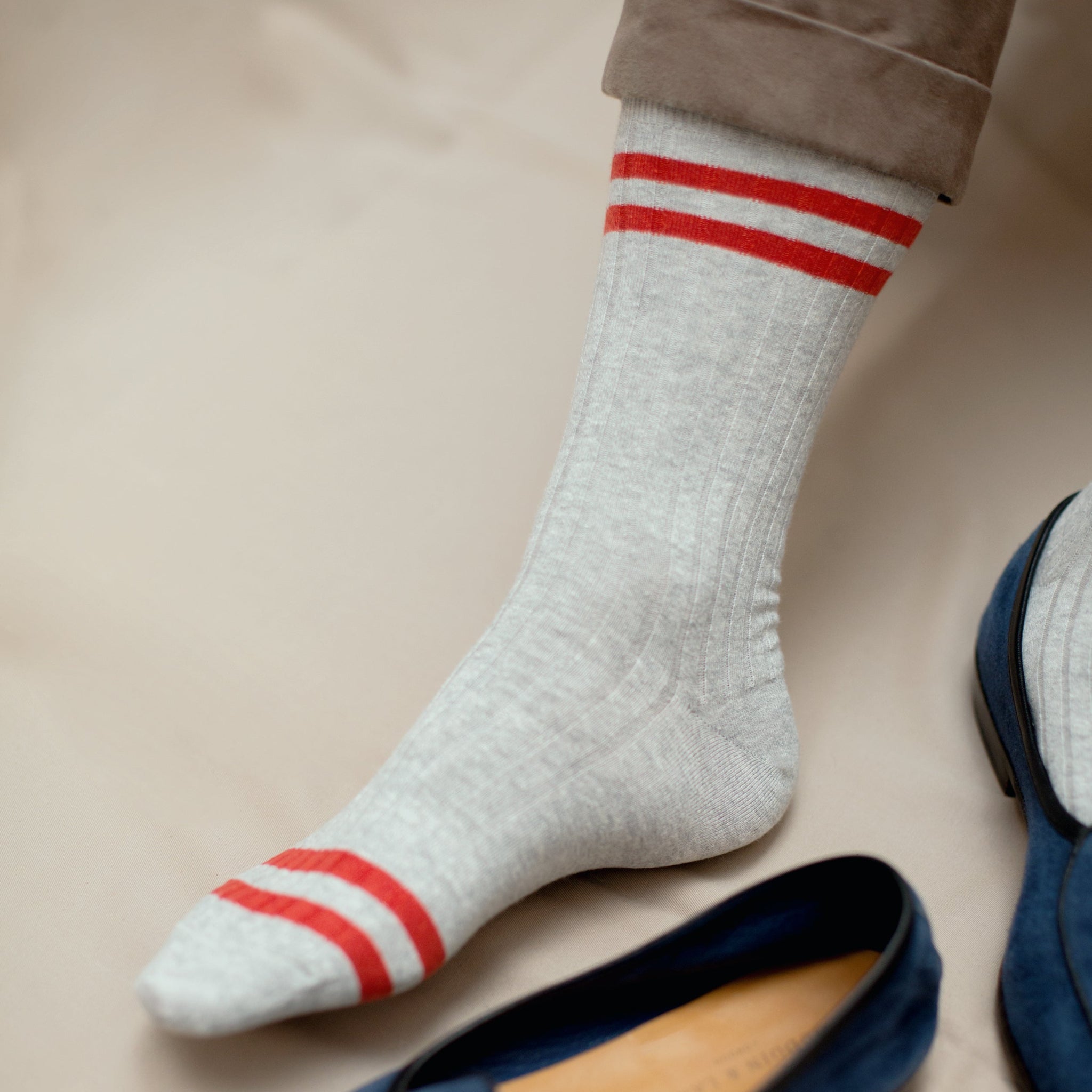 Chaussettes à bandes couleurs gris clair et rouge, en 54% Lin, 26% Coton, 18% Polyamide et 2% Élasthanne. Modèle de mi-mollet (courtes) pour homme, de la marque Mazarin. Chaussettes légères, douces et fines. Pointures : du 40 au 45