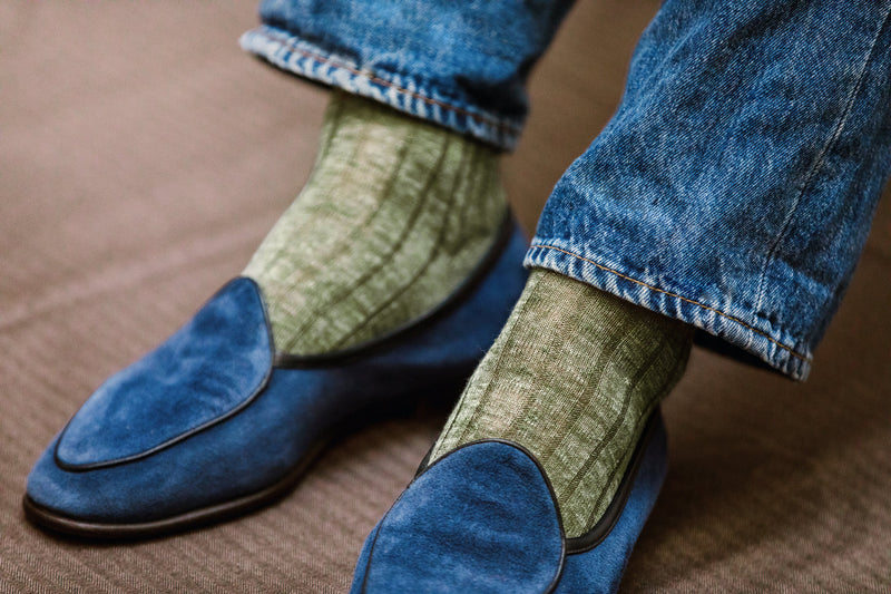 Chaussettes de couleur vert kaki idéales pour l'été, de la marque Bresciani. Modèle hauteur mi-bas (chaussettes hautes) pour homme. Chaussettes d'épaisseur fine, très résistantes et respirantes, prévues pour des chaussures de ville. Pointures : du 39 au 45