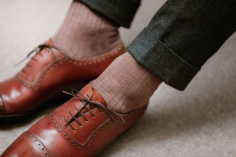 Chaussettes de couleur marron glacé, en 100% fil d'Écosse. Modèle de mi-bas (chaussettes montantes jusqu'au genoux) pour homme. Fabriqué par la marque Mazarin. Des chaussettes fines, douces et durables qui s'associent très bien à un chino vert, un jean ou des chaussures marrons. Pointures : du 39 au 46