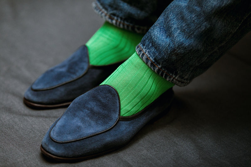 Chaussettes de couleur vert pomme en 100% fil d'Écosse. Modèle de mi-bas (montantes jusqu'au genoux) pour homme, de la marque Mazarin. Des chaussettes souples et légères, avec une couleur audacieuse qui vient parfaitement réhausser les tenues sombres. Pointures : du 36 au 49 