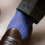 Chaussettes de couleur Indigo en 100% fil d'Écosse. Modèle de mi-bas (chaussettes hautes) pour homme de la marque Mazarin. Douces, légères et avec une couleur qui s'associe très bien aux tenues formelles comme décontractées. Pointures : du 39 au 45 