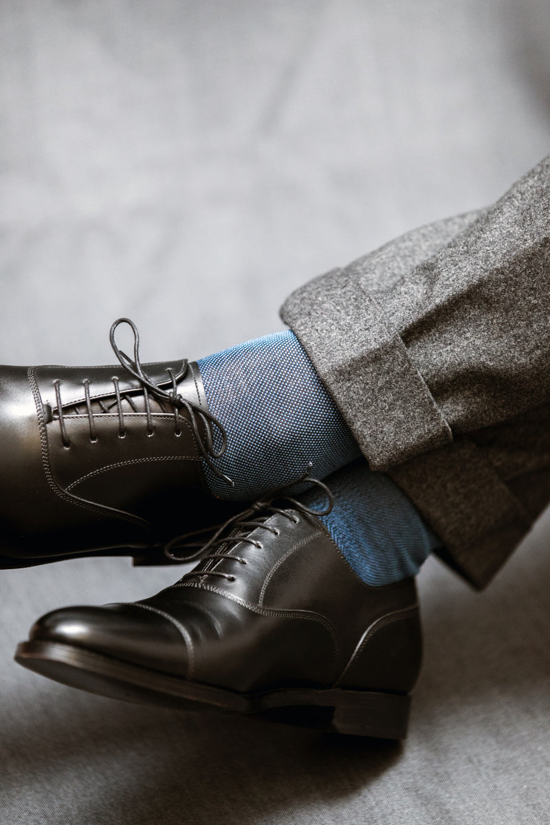 Mi-bas (chaussettes hautes) pour homme Mazarin en fil d'Écosse, de couleurs marine et bleu ciel. Des chaussettes douces et légères, très élégantes à porter avec une tenue habillée ou décontractée. Pointures : du 39 au 46