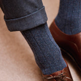 Chaussettes bleu chiné Mazarin en 85% cachemire, très épaisses, chaudes et douces. Modèles mi-bas (hautes) pour homme et femme, idéales à porter en hiver. Pointures du 36 au 45.