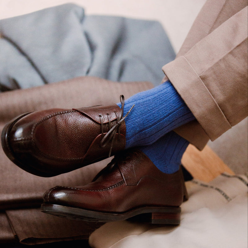 Chaussettes d'hiver en 85% cachemire couleur bleu indigo (bleu ciel) de la marque Mazarin. C'est chaussettes mi-bas (hautes) vont du 36 au 45, pour homme et pour femme. Elles sont très douces et chaudes, plutôt épaisses. 