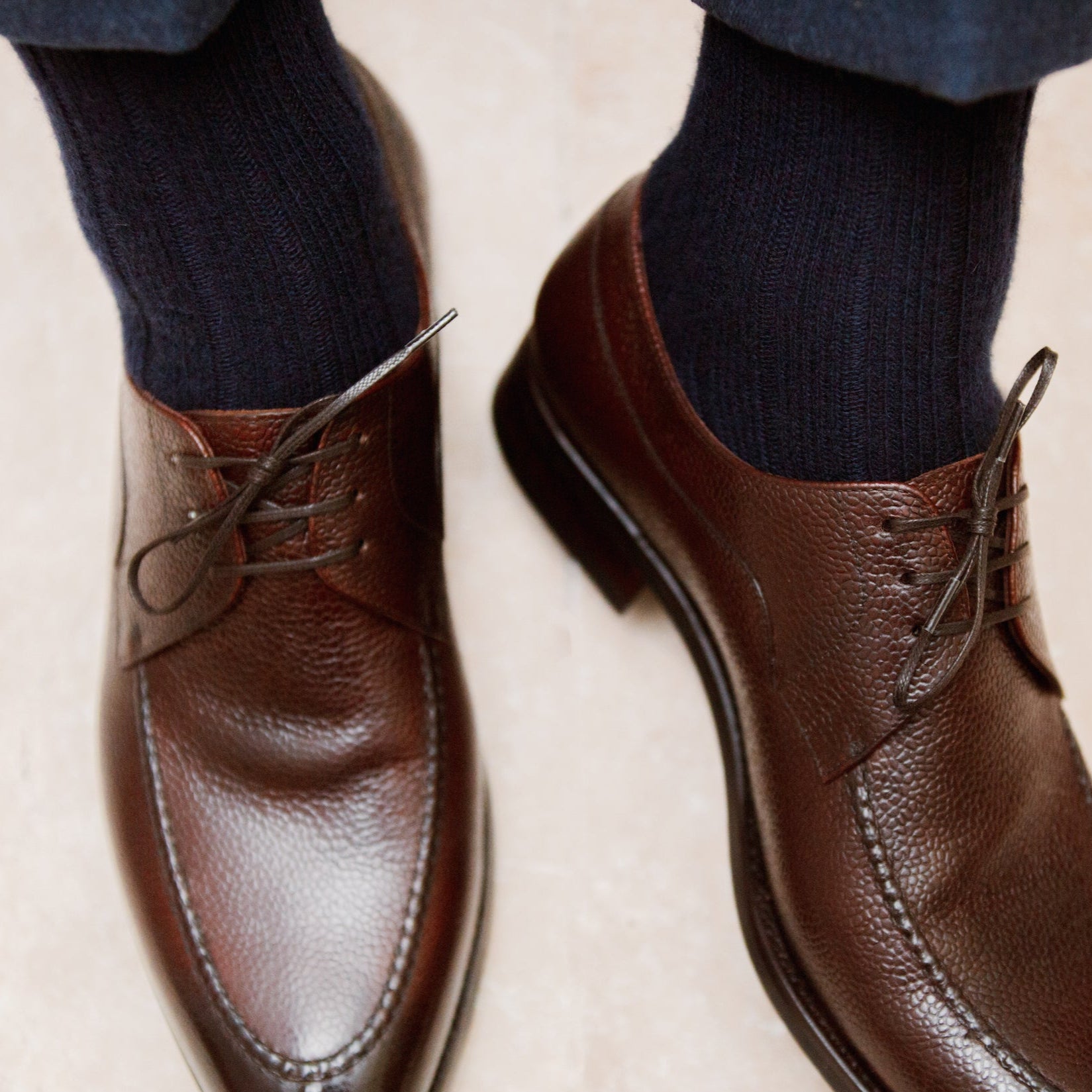 Chaussettes bleu marine en 85% cachemire de la amrque Mazarin. Modèle mi-bas (hautes) épaisses, douces et chaudes, très confortables pour l'hiver. Chaussettes pour homme et pour femme, pointures du 36 au 45.