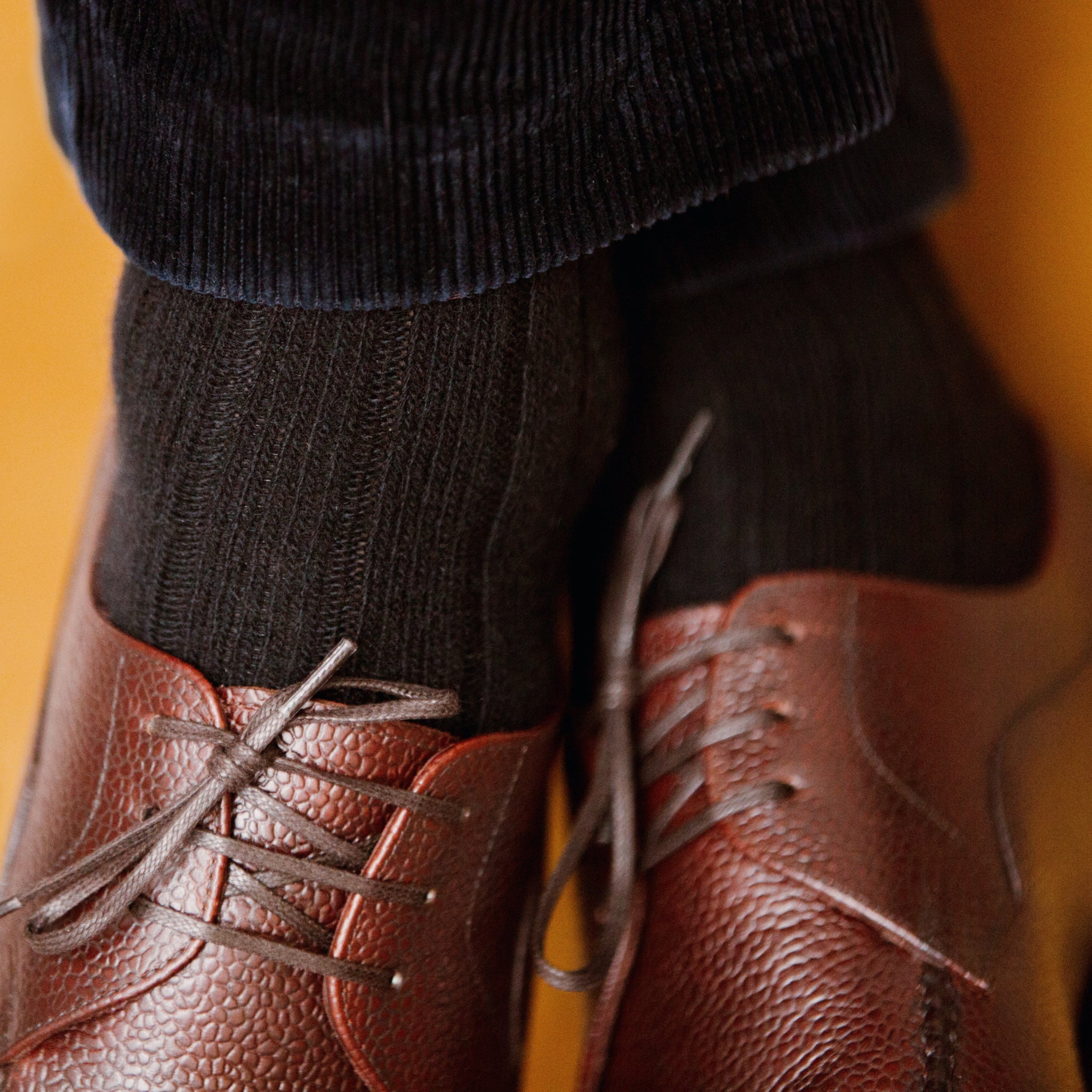 Chaussettes Mazarin noire en 85% cachemire, épais, doux et chaud pour l'hiver. Modèle mi-bas (chaussettes hautes) pour homme et femme. Pointures du 36 au 45.