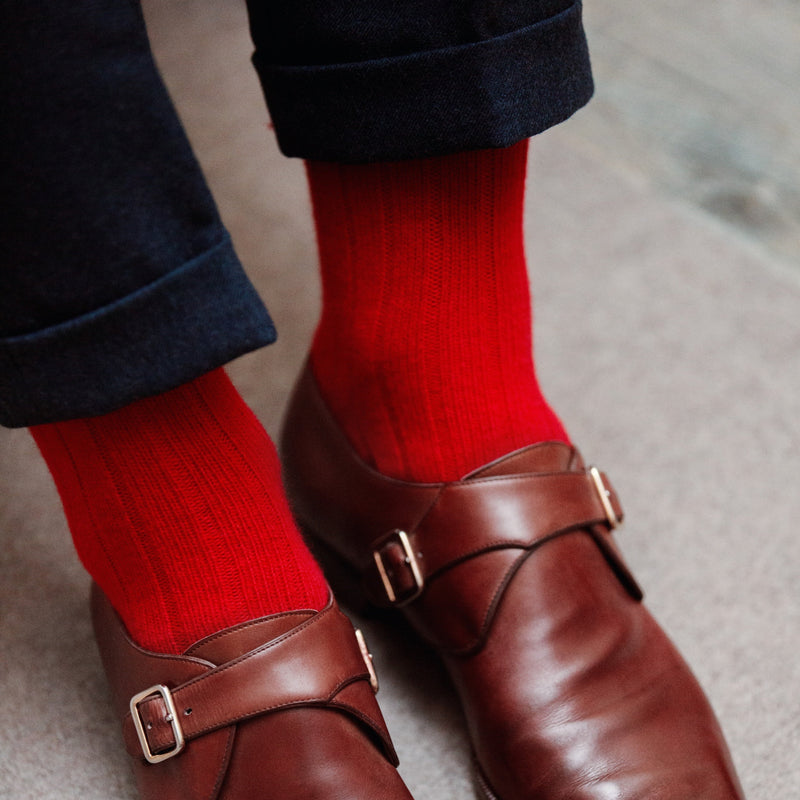 Chaussettes rouges pour homme et femme en 85% cachemire. Modèle mi-bas (chaussettes hautes) de la marque Mazarin. Pointures du 36 au 45. Chaussettes à porter en hiver, épaisses, très moelleuse, chaudes et douces.