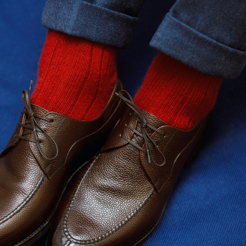 Chaussettes couleur rouille (vieux rouge) en 85% cachemire pour homme et femme (pointures du 36 au 45). Chaussettes Mazarin mi-bas (hautes), épaisses, très chaudes et douces pour l'hiver.